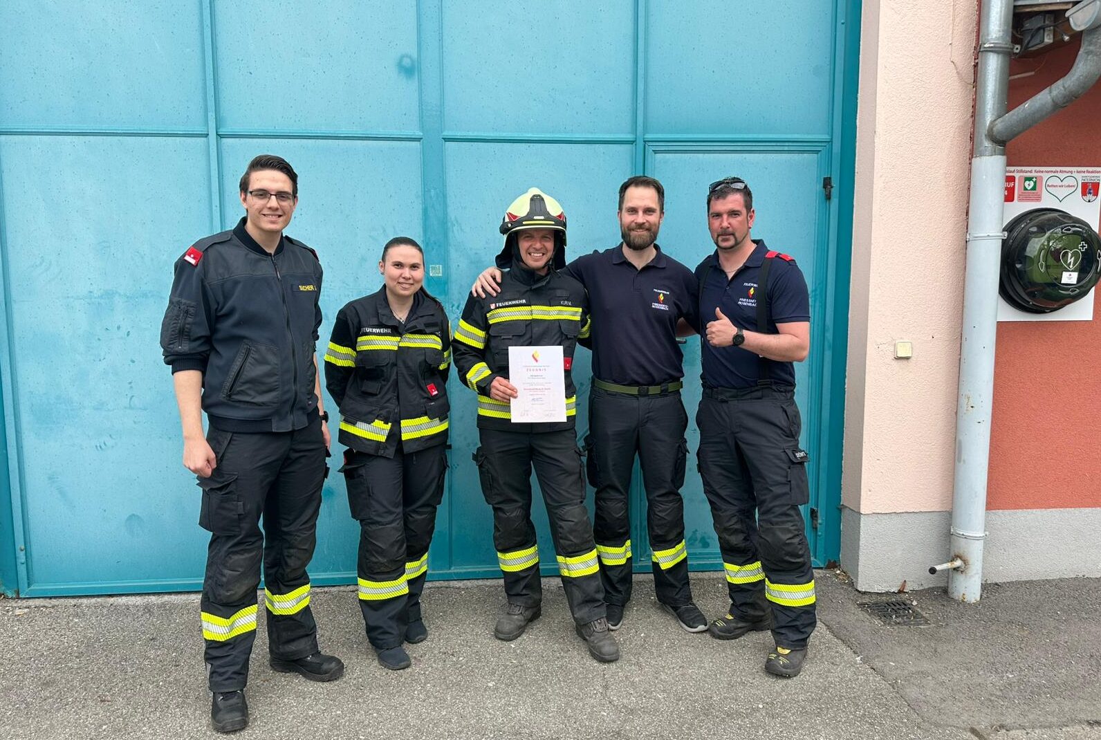 Feuerwehrkamerad Mario Kuri besteht Grundausbildung – persönliche Gratulation in Feffernitz