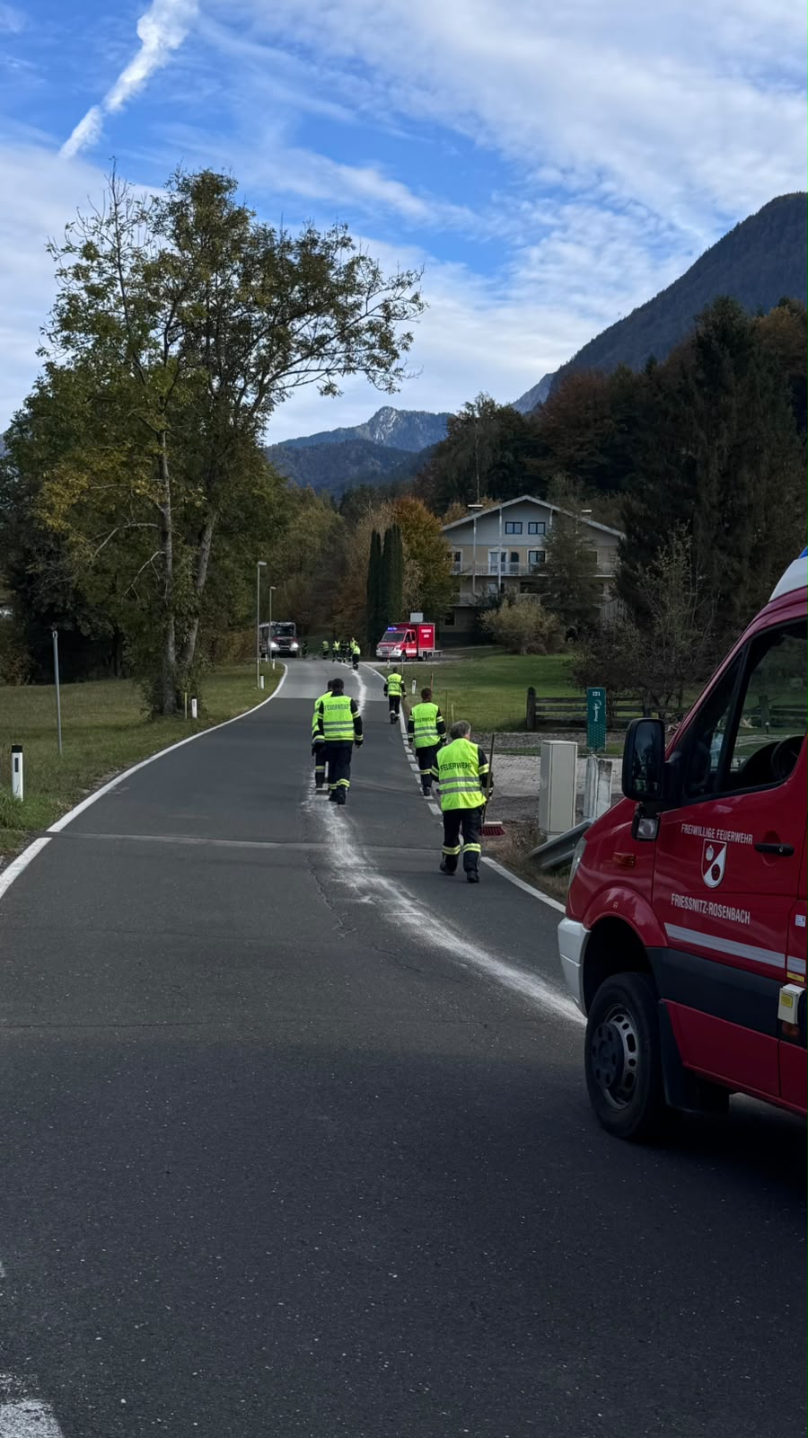 Rund einen Kilometer lange Ölspur auf der L56 gebunden