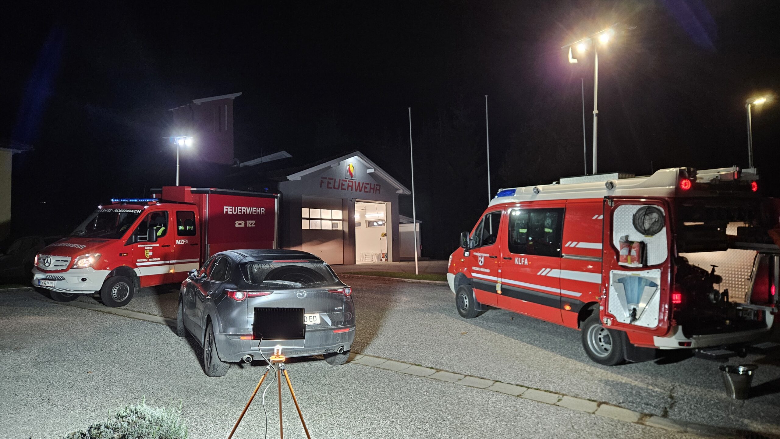 Mannschaftsübung: Licht ins Dunkel bringen und Hubschrauber richtig einweisen